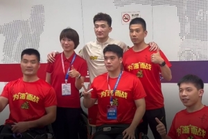 暖心一幕！孙铭徽G2赛后在通道内与轮椅篮球运动员合影并签名