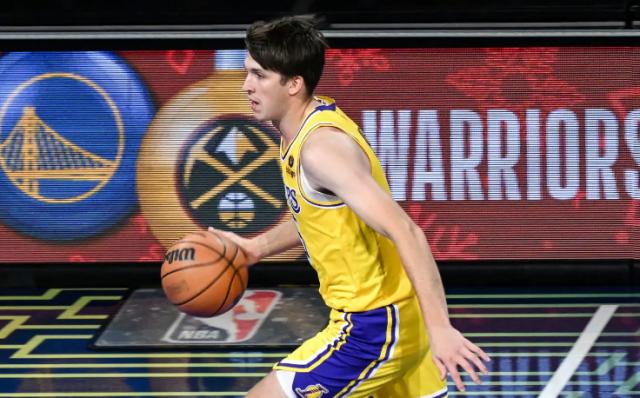 kaiyun.com-詹皇夺冠需谢他！里夫斯专打硬仗：湖人5600万超值