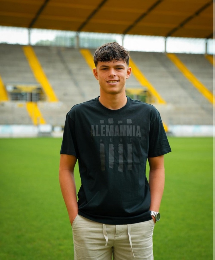 天空：19岁德丙中场今夏将成为关注对象，霍村等多支球队对其有意